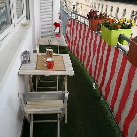 Apartment 1,5 Szobas Lakas Terasszal,koezel A Szechenyi Fuerdohoez *